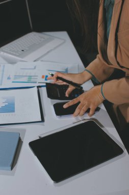 İşadamlarının yakın çekimleri notlar, cep telefonları, çizelgeler, masa, ofis