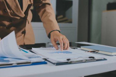 İşadamlarının yakın çekimleri notlar, cep telefonları, çizelgeler, masa, ofis