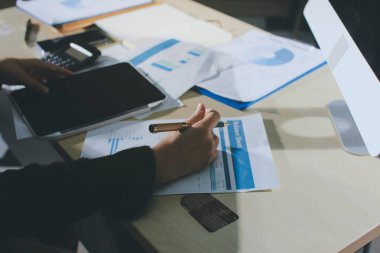 İşadamlarının yakın çekimleri notlar, cep telefonları, çizelgeler, masa, ofis