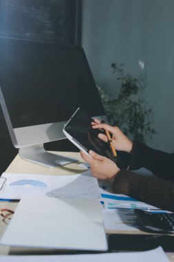 İşadamlarının yakın çekimleri notlar, cep telefonları, çizelgeler, masa, ofis