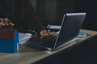 Müşteri emlak acentesinde emlak sözleşmesi imzaladı.