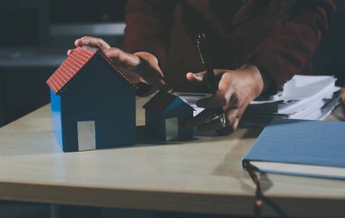 Müşteri emlak acentesinde emlak sözleşmesi imzaladı.