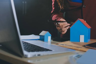 Müşteri emlak acentesinde emlak sözleşmesi imzaladı.