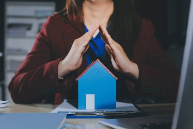 Müşteri emlak acentesinde emlak sözleşmesi imzaladı.