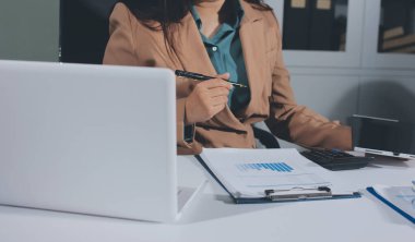 İşadamlarının yakın çekimleri notlar, cep telefonları, çizelgeler, masa, ofis