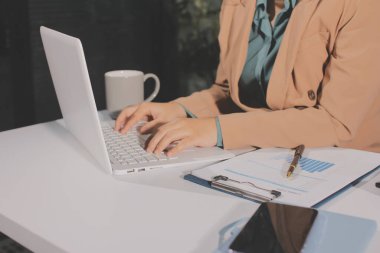 İşadamlarının yakın çekimleri notlar, cep telefonları, çizelgeler, masa, ofis