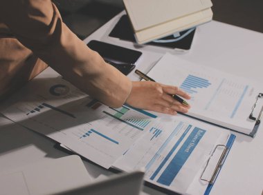 İşadamlarının yakın çekimleri notlar, cep telefonları, çizelgeler, masa, ofis