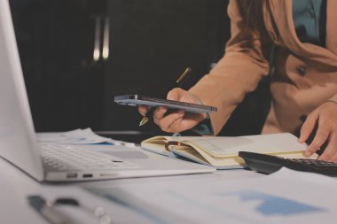 İşadamlarının yakın çekimleri notlar, cep telefonları, çizelgeler, masa, ofis