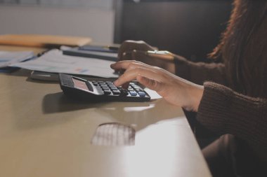 İşadamlarının yakın çekimleri notlar, cep telefonları, çizelgeler, masa, ofis