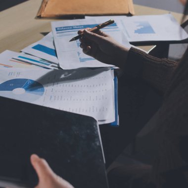 İşadamlarının yakın çekimleri notlar, cep telefonları, çizelgeler, masa, ofis