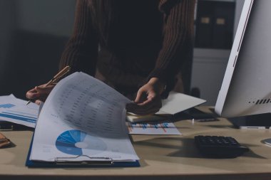 İşadamlarının yakın çekimleri notlar, cep telefonları, çizelgeler, masa, ofis