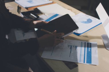 İşadamlarının yakın çekimleri notlar, cep telefonları, çizelgeler, masa, ofis