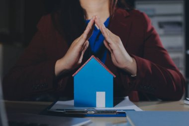 Müşteri emlak acentesinde emlak sözleşmesi imzaladı.