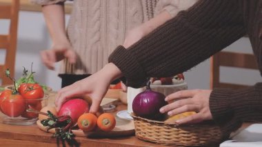 Genç çiftin birlikte evde mutfakta yemek.