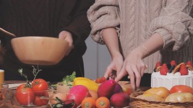 Genç çiftin birlikte evde mutfakta yemek.