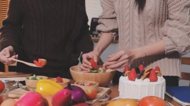 Genç çiftin birlikte evde mutfakta yemek.