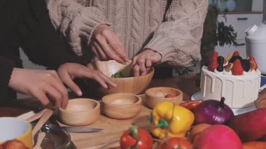 Genç çiftin birlikte evde mutfakta yemek.