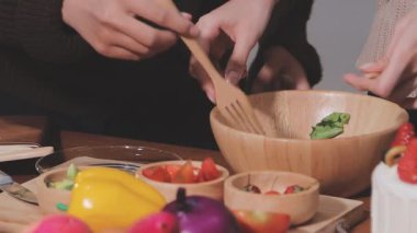 Genç çiftin birlikte evde mutfakta yemek.