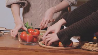 Genç çiftin birlikte evde mutfakta yemek.