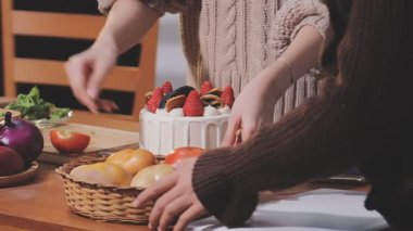 Genç çiftin birlikte evde mutfakta yemek.