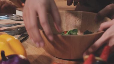 Genç çiftin birlikte evde mutfakta yemek.