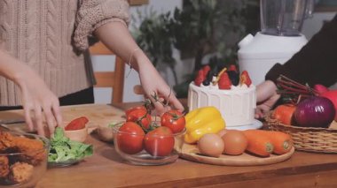 Genç çiftin birlikte evde mutfakta yemek.