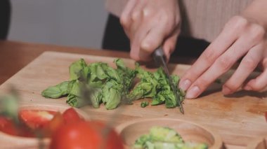 Genç çiftin birlikte evde mutfakta yemek.