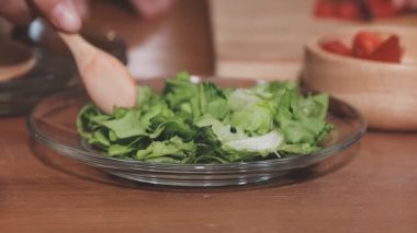 Genç çiftin birlikte evde mutfakta yemek.