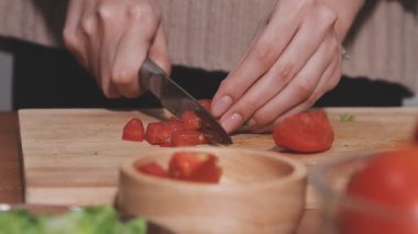 Genç çiftin birlikte evde mutfakta yemek.