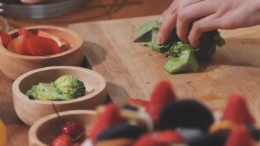 Genç çiftin birlikte evde mutfakta yemek.