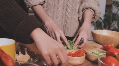 Genç çiftin birlikte evde mutfakta yemek.