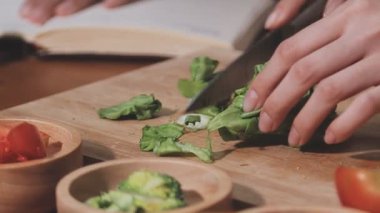 Genç çiftin birlikte evde mutfakta yemek.