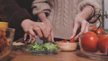 Genç çiftin birlikte evde mutfakta yemek.