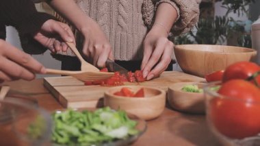 Genç çiftin birlikte evde mutfakta yemek.