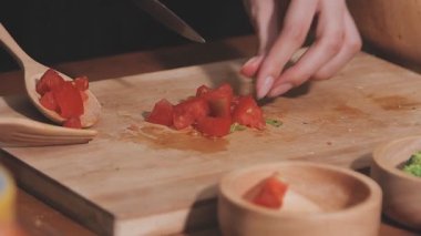 Genç çiftin birlikte evde mutfakta yemek.