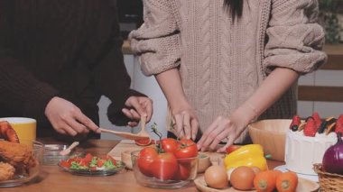 Genç çiftin birlikte evde mutfakta yemek.