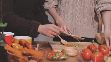 Genç çiftin birlikte evde mutfakta yemek.