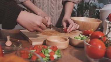 Genç çiftin birlikte evde mutfakta yemek.