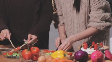 Genç çiftin birlikte evde mutfakta yemek.