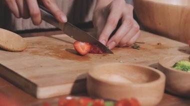 Genç çiftin birlikte evde mutfakta yemek.