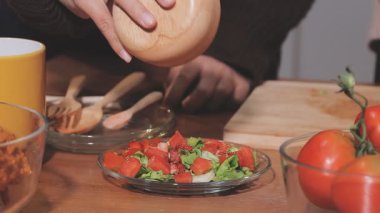 Genç çiftin birlikte evde mutfakta yemek.