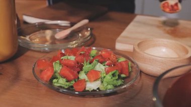 Genç çiftin birlikte evde mutfakta yemek.