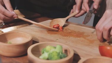 Genç çiftin birlikte evde mutfakta yemek.