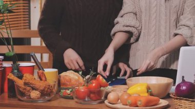 Genç çiftin birlikte evde mutfakta yemek.