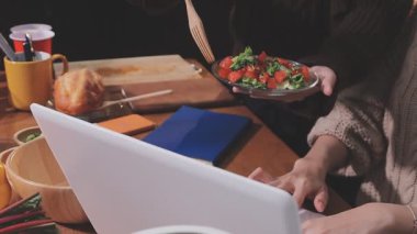 Genç çiftin birlikte evde mutfakta yemek.