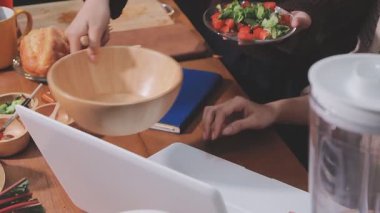 Genç çiftin birlikte evde mutfakta yemek.