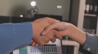 Toplantı bittikten, ticaret anlaşması imzalamak ve bir ortağı olmak için iyi bir anlaşma tartışırken sonra titreyen eller iş sözleşme her iki şirketin, başarılı bir iş adamı el sıkışma