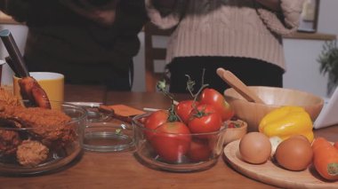 Genç çiftin birlikte evde mutfakta yemek.