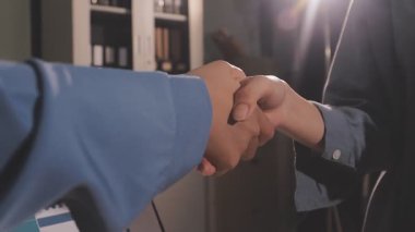 Toplantı bittikten, ticaret anlaşması imzalamak ve bir ortağı olmak için iyi bir anlaşma tartışırken sonra titreyen eller iş sözleşme her iki şirketin, başarılı bir iş adamı el sıkışma