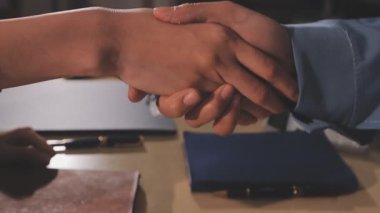 Toplantı bittikten, ticaret anlaşması imzalamak ve bir ortağı olmak için iyi bir anlaşma tartışırken sonra titreyen eller iş sözleşme her iki şirketin, başarılı bir iş adamı el sıkışma